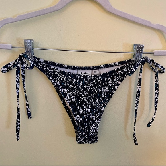 RHYTHM - FIELDS SMOCKED LONGLINE BANDEAU TOP AND BOTTOM BIKINI - Picture 5 of 8